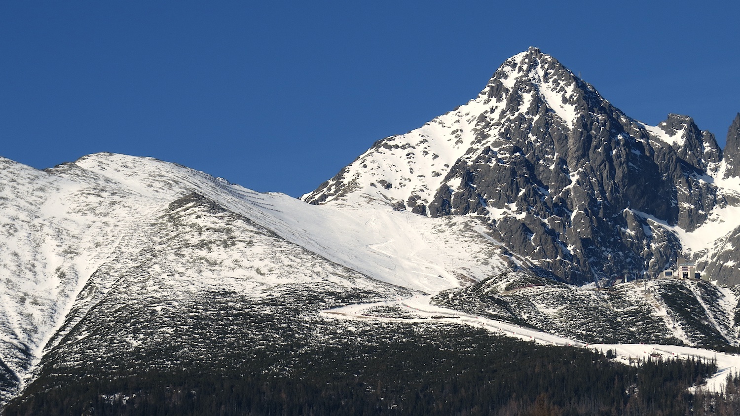 Plochý výběžek Velké Lomnické veže (2214 m), Lomnické sedlo a Lomnický štít.