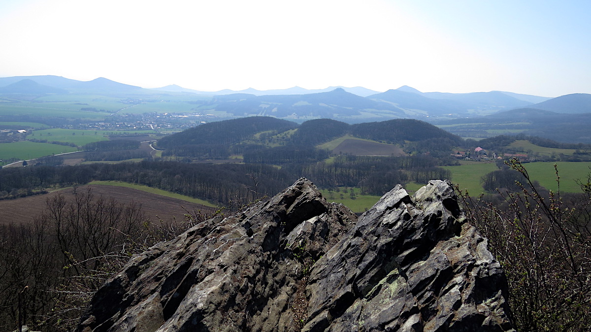 Vyhlídka ze Skalky na západ. Panorama od Jezerky po Milešovský kloc.