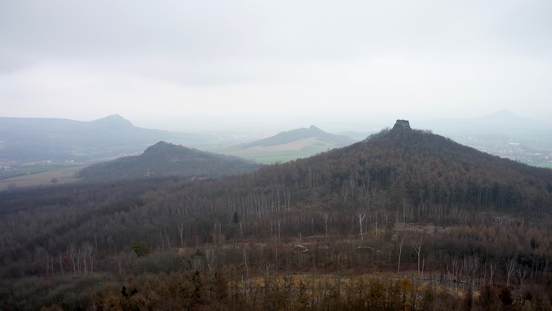 Panorama z vyhlídky pod Třtínem.