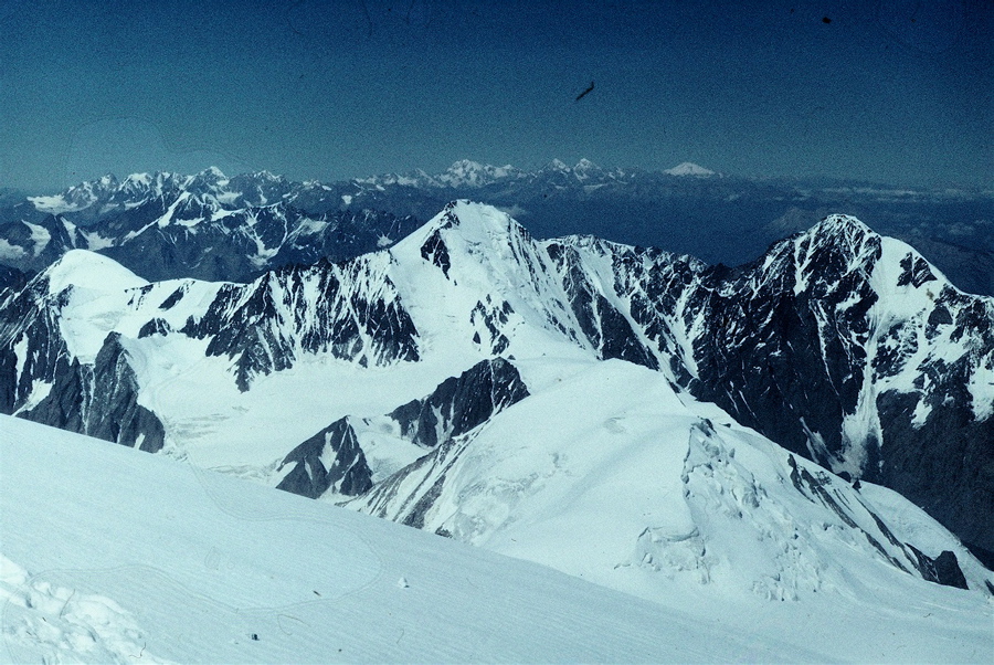Vpravo v dálce Elbrus, na jeho Kamenech Pastuchova jsme byli loni.